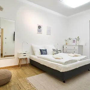 Global Living - Design I Center I Balcony I Smart-tv I Kitchen I Apartment